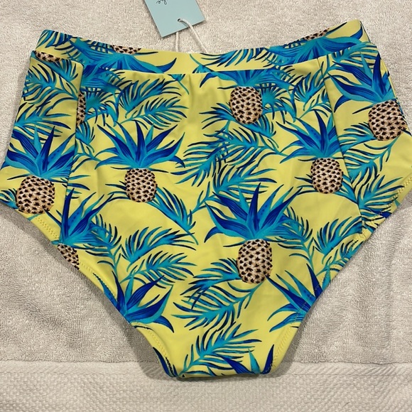 Cupshe bathing suit bottom. Size Medium. New with tags. - Picture 3 of 3